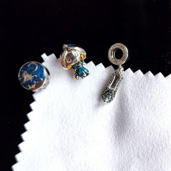 Pandora x Disney Aladdin and Princess Jasmine Magic Carpet Charm - Picture 15 of 15
